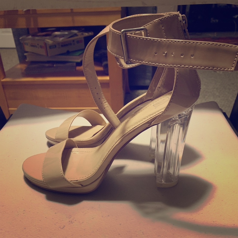 Patent leather sandal w/lucite heel